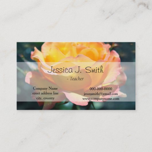 緑の背景にゴージャスな黄色のバラの花。 名刺 (正面)