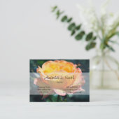 緑の背景にゴージャスな黄色のバラの花。 名刺 (スタンド正面)