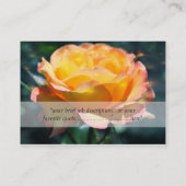 緑の背景にゴージャスな黄色のバラの花。 名刺 (裏面)