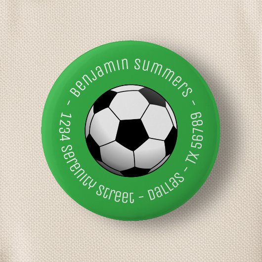 緑の背景にサッカーボールとカスタムテキスト 缶バッジ