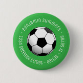 緑の背景にサッカーボールとカスタムテキスト 缶バッジ (正面)