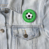 緑の背景にサッカーボールとカスタムテキスト 缶バッジ (インサイチュ)