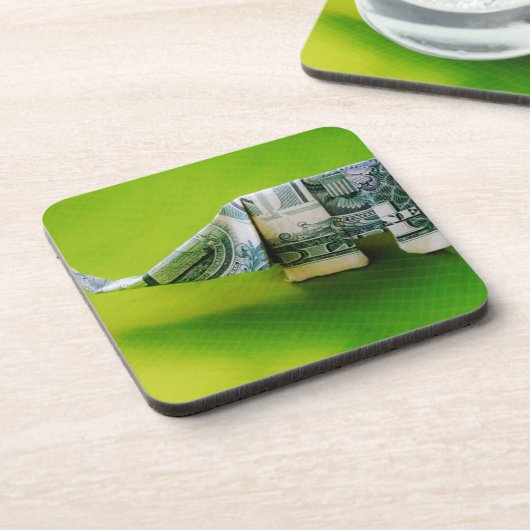 緑の背景にドル紙幣の折り紙ゾウ コースター (左側)