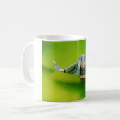 緑の背景にドル紙幣の折り紙ゾウ コーヒーマグカップ (正面左)