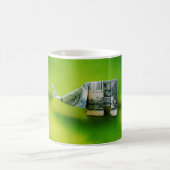 緑の背景にドル紙幣の折り紙ゾウ コーヒーマグカップ (中央)