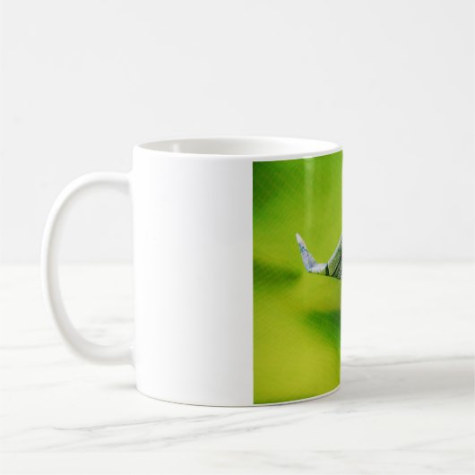 緑の背景にドル紙幣の折り紙ゾウ コーヒーマグカップ (左)