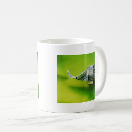 緑の背景にドル紙幣の折り紙ゾウ コーヒーマグカップ (正面右)