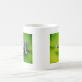 緑の背景にドル紙幣の折り紙ゾウ コーヒーマグカップ (中央)