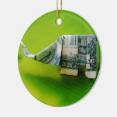 緑の背景にドル紙幣の折り紙ゾウ セラミックオーナメント (左)