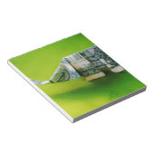 緑の背景にドル紙幣の折り紙ゾウ ノートパッド (アングル)