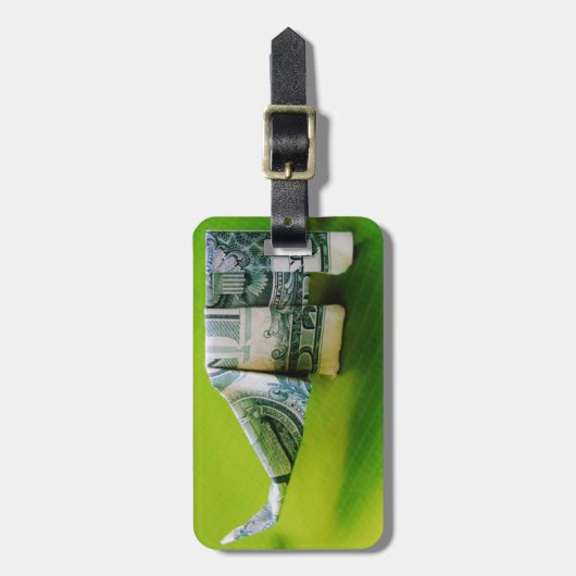 緑の背景にドル紙幣の折り紙ゾウ ラゲッジタグ (正面縦)