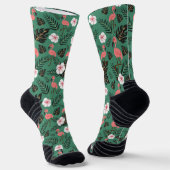 緑の背景にフラミンゴシームレスパターンピンク ソックス (傾斜あり)