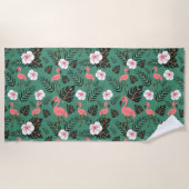 緑の背景にフラミンゴシームレスパターンピンク ビーチタオル (正面)