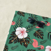 緑の背景にフラミンゴシームレスパターンピンク ビーチタオル (インサイチュ)