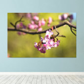 緑の背景に咲くフレッシュな桜の花 キャンバスプリント (インサイチュ (ウッドフロア))