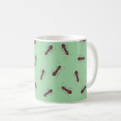 緑の背景に描かれた茶色のアリ コーヒーマグカップ (正面右)