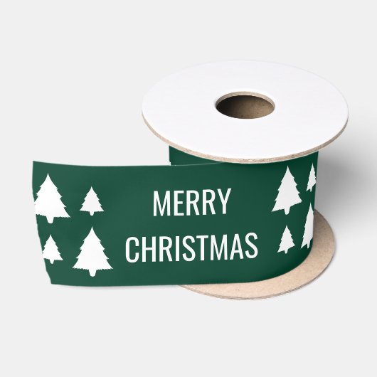 緑の背景に書かれた'Merry Christmas'のホワイトツリー サテンリボン (リール)