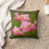 緑の背景に浮かぶピンクのケシ クッション (ブランケット)