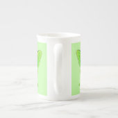 緑の背景に淡い色のある蛾 ボーンチャイナマグカップ (裏面)