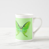 緑の背景に淡い色のある蛾 ボーンチャイナマグカップ (右)