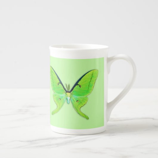 緑の背景に淡い色のある蛾 ボーンチャイナマグカップ (右)