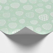 緑の背景に白いイースターの卵 ラッピングペーパー (角)