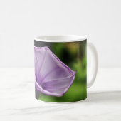 緑の背景に紫の花 コーヒーマグカップ (正面右)