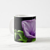 緑の背景に紫の花 コーヒーマグカップ (正面左)