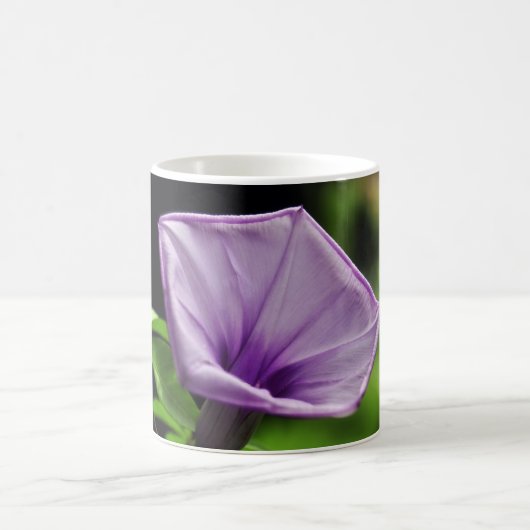 緑の背景に紫の花 コーヒーマグカップ (中央)