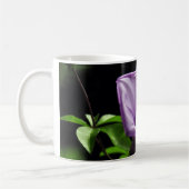 緑の背景に紫の花 コーヒーマグカップ (左)