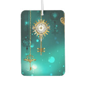 緑の背景に置かれた古いスケルトンキー カーエアーフレッシュナー (正面)