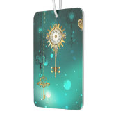 緑の背景に置かれた古いスケルトンキー カーエアーフレッシュナー (左)