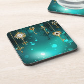 緑の背景に置かれた古いスケルトンキー コースター (左側)