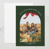 緑の背景に赤いリボンの写真アーチ ホリデーカード (正面/裏面)