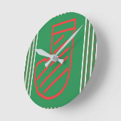 緑の背景に赤と緑のクリスマスストッキング ラウンド壁時計 (傾斜)