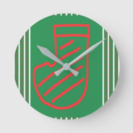 緑の背景に赤と緑のクリスマスストッキング ラウンド壁時計