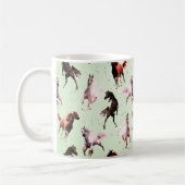 緑の背景に野馬 コーヒーマグカップ (左)