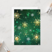 緑の背景に金のクリスマスの雪の結晶 カード (正面/裏面インサイチュ)