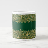 緑の背景に金の葉のレース ジャンボコーヒーマグカップ (正面)