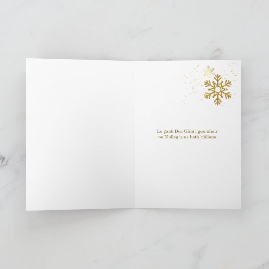 緑の背景に金の雪の結晶が舞うアイルランドのクリスマスカード シーズンカード (内部)