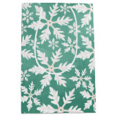 緑の背景に降り注ぐ大きな白い雪 ミディアムペーパーバッグ (正面)