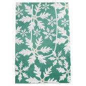 緑の背景に降り注ぐ大きな白い雪 ミディアムペーパーバッグ (裏面)