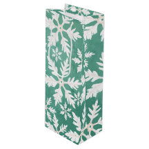 緑の背景に降り注ぐ大きな白い雪