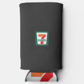 緑の背景に7つのロゴ スリム缶クーラー (正面)