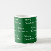 緑の背景にMerry Christmasと繰り返しプリント コーヒーマグカップ (中央)