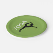 緑の背景のヨガポーズシルエット ペーパープレート (アングル)
