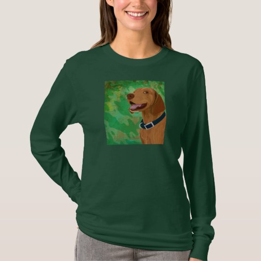 緑の背景の微笑のブラウンVizsla Tシャツ (正面)