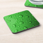 緑の背景の水滴、クール及びぬれた コースター (左側)