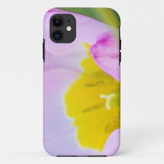 緑の背景の薄紫のチューリップの花 Case-Mate iPhoneケース (裏面)