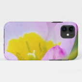 緑の背景の薄紫のチューリップの花 Case-Mate iPhoneケース (裏面(横))